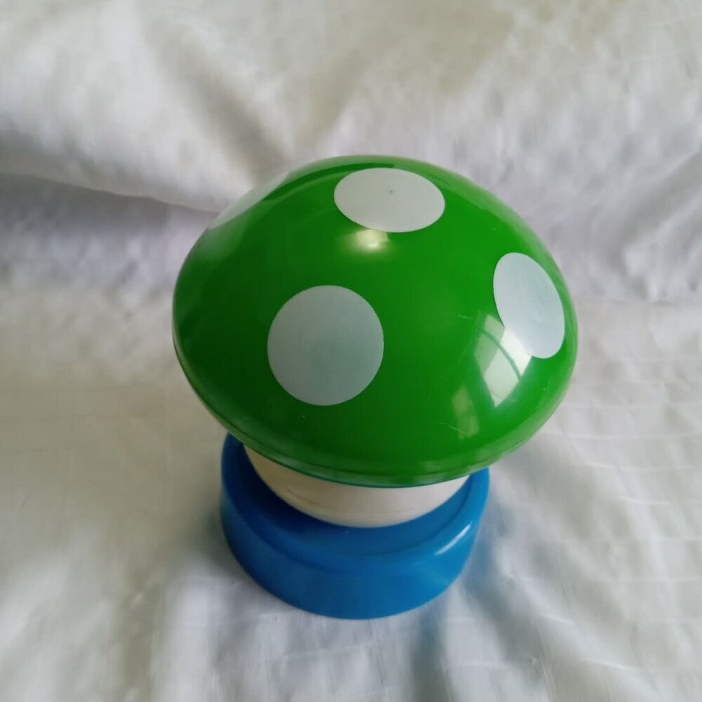 Decorative plastic mushroom lamp, requires batteries